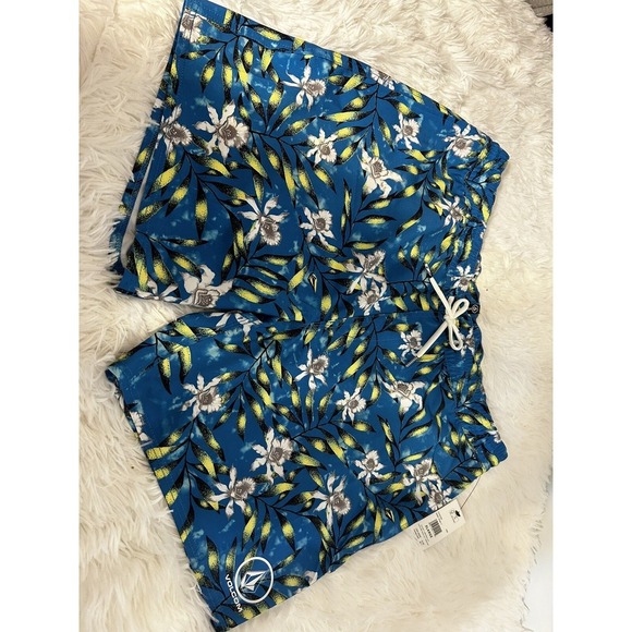 Men's Volcom Size X-large Swim trunks. NWT. Blue tropical floral theme. Hawaiian - Picture 2 of 16